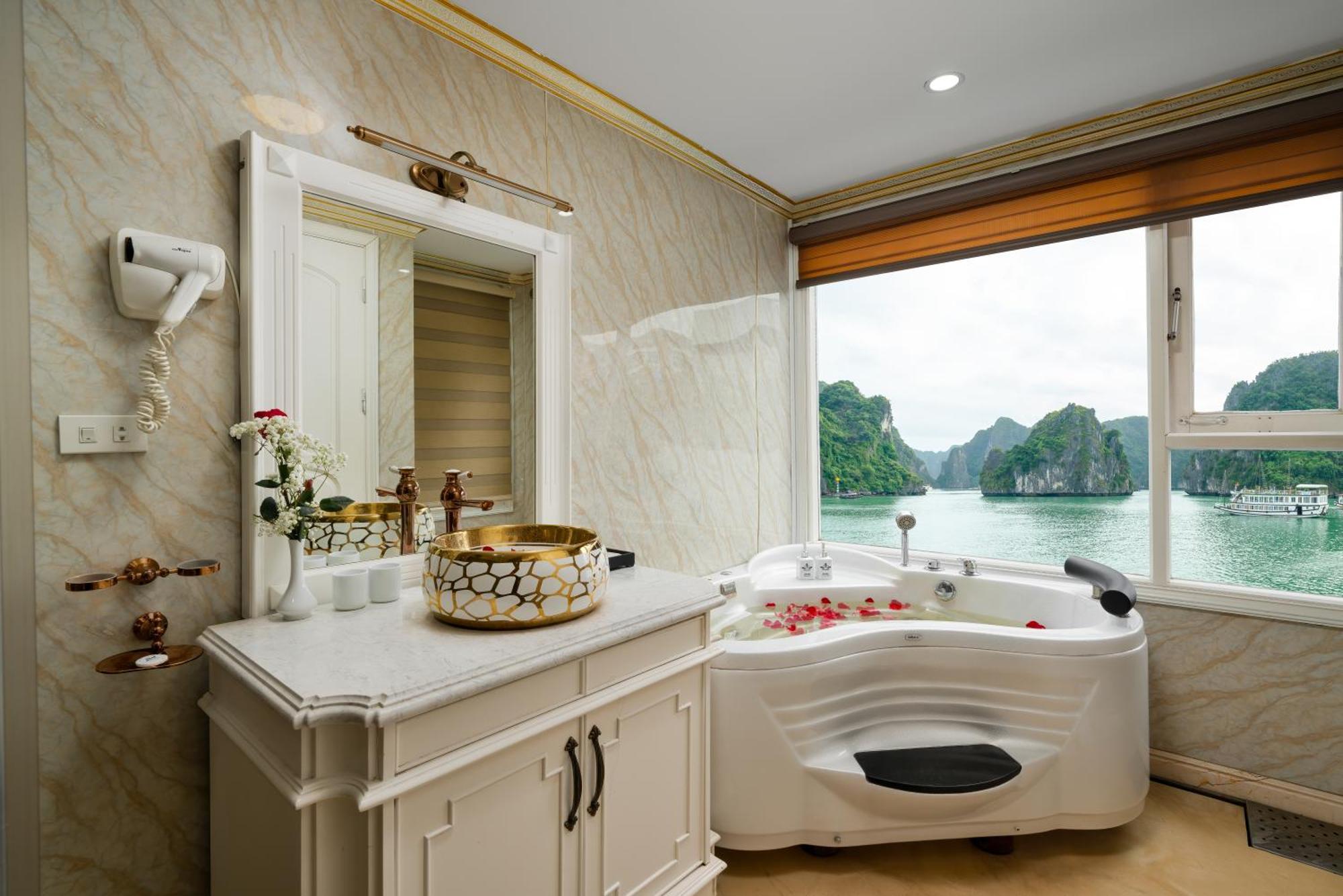 Halong Aquamarine Royal Cruise Hotell Ha Long Exteriör bild